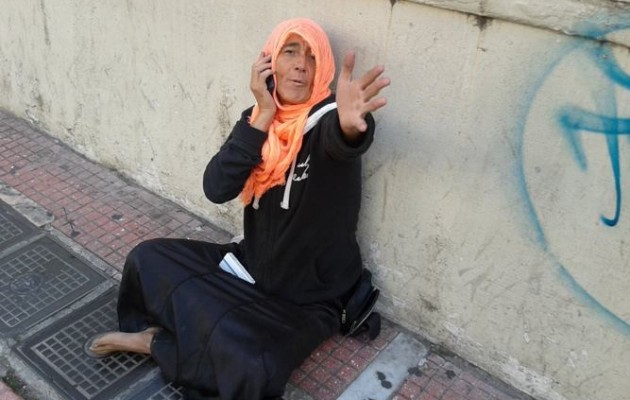 Ζητιάνα μιλάει στο κινητό