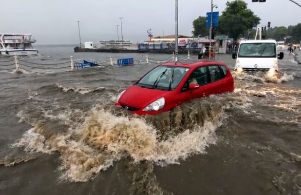 Κωνσταντινούπολη πλημμύρες: Στεριά και θάλασσα έγιναν ένα (βίντεο)