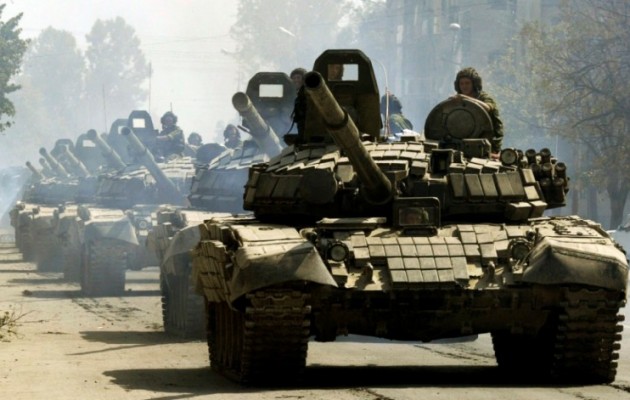 Ρωσικά στρατεύματα συγκεντρώνονται στα σύνορα με την Ουκρανία