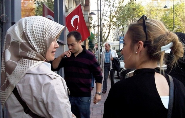 Στην Τουρκία “μια γυναίκα δεν μπορεί να γελά δυνατά δημοσίως”!