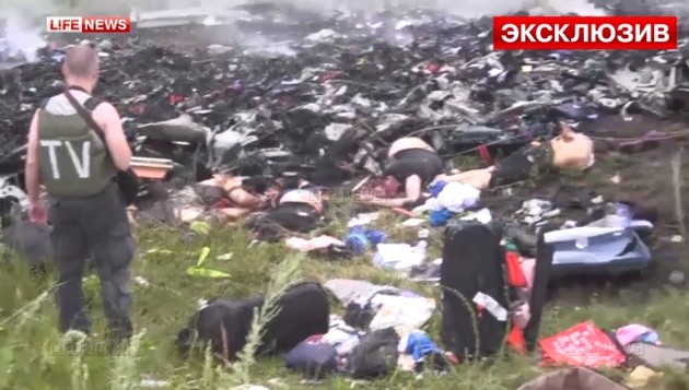 Ένας σωρός πτώματα και συντρίμμια του Boeing στην ανατολική Ουκρανία
