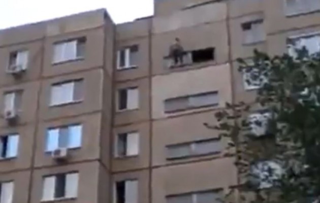 Ρωσία: Κάνει απόπειρα αυτοκτονίας και οι άλλοι γελούν μαζί του (βίντεο)