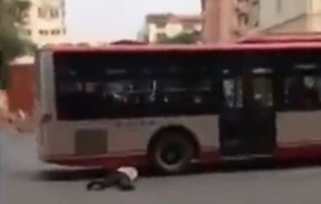 Κίνα: Έπεσε στις ρόδες του λεωφορείου για να αυτοκτονήσει (βίντεο)