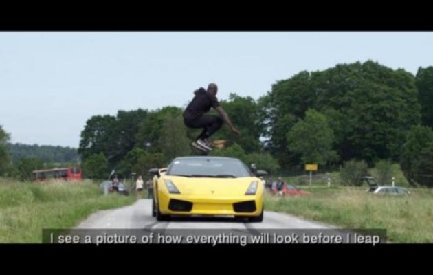 Απίστευτο βίντεο: Αθλητής πηδά πάνω από Λαμποργκίνι που κινείται με 130 χλμ/ώρα