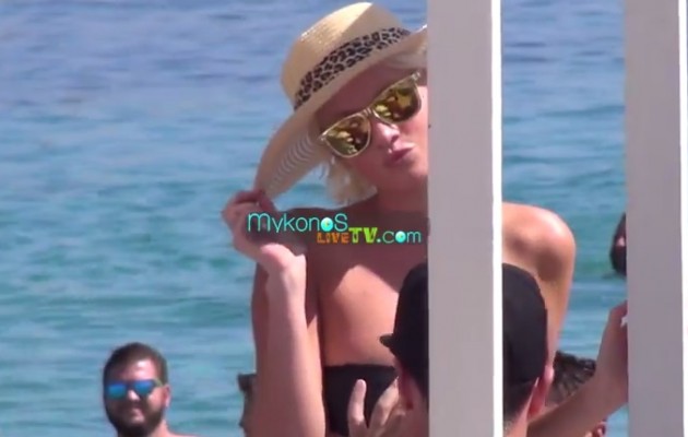 Η Τζούλια Αλεξανδράτου κάνει βουτιές στη Μύκονο