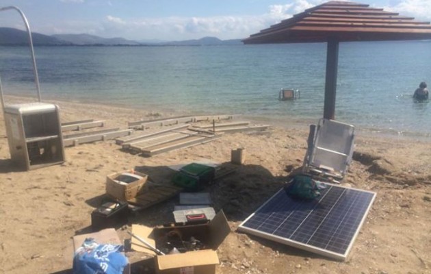 Απαράδεκτο: Λουόμενοι εμπόδισαν την εγκατάσταση συστήματος για ανάπηρους σε παραλία της Ν. Μάκρης
