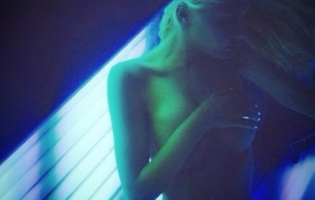 Δείτε ποια Ελληνίδα πόζαρε έτσι μέσα στο σολάριουμ!