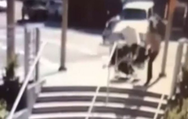 ΗΠΑ: Αυτοκίνητο πάει να πέσει σε μητέρα με καρότσι (βίντεο)