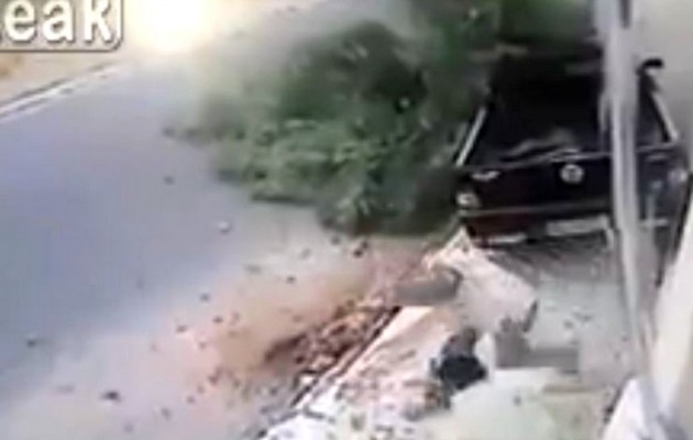 Δεν θα πιστέψετε τι έγινε όταν αυτοκίνητο έπεσε πάνω σε 3 πεζούς (βίντεο)