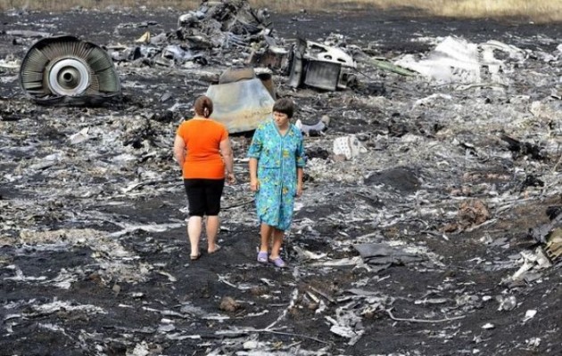 Χάος στο σημείο συντριβής του Boeing: Πλιάτσικο ανάμεσα στα σκορπισμένα πτώματα (εικόνες)