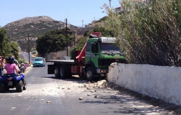 Νταλίκα κατέληξε σε μάντρα στη Σύρο