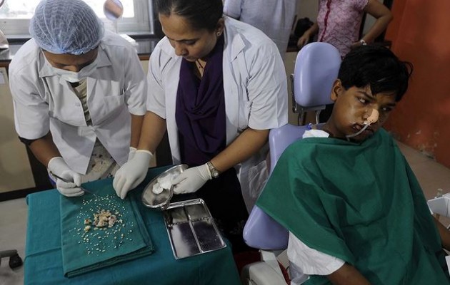 Ινδία: Έβγαλαν από 17χρονο 232… δόντια (βίντεο)