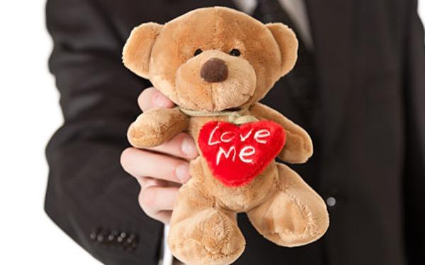 Έρωτας στο… περιστύλιο – Η νεαρή βουλευτίνα κι ο μεγαλούτσικος βουλευτής