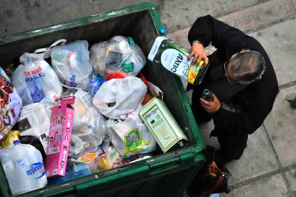 Εξαϋλώθηκε το 27,5% του εισοδήματος του κάθε Έλληνα