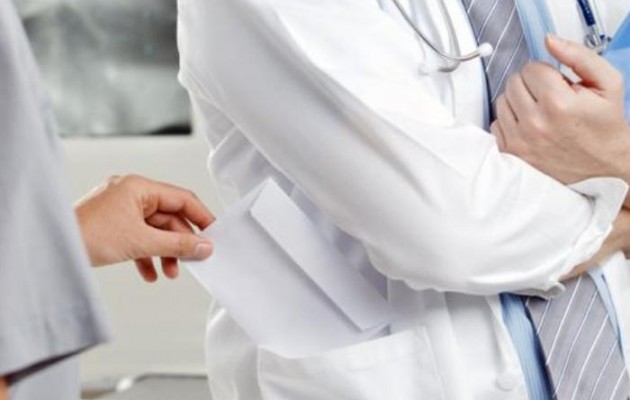 Νέα καταγγελία για φακελάκι: Ζήτησε 2.000 ευρώ για να χειρουργήσει ασθενή