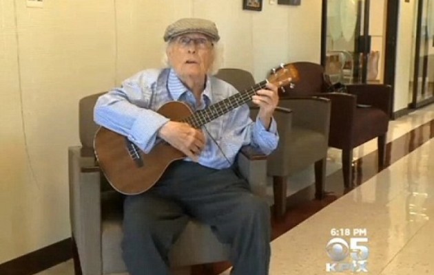 Βίντεο: Τον έδιωξαν από το γηροκομείο γιατί έπαιζε γιουκαλίλι