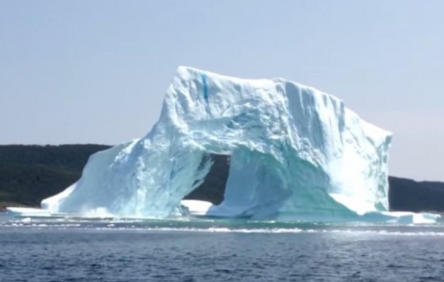 Βίντεο: Παγόβουνο καταρρέει μπροστά στα μάτια έντρομων τουριστών στον Καναδά