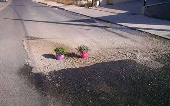 Ηράκλειο: Απάντησαν στους αρμόδιους με δυο γλάστρες γεμάτες… χιούμορ