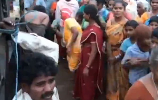 Ινδία – ΣΟΚ: Γυναίκες λιντσάρουν τους βιαστές δύο γυναικών (βίντεο)