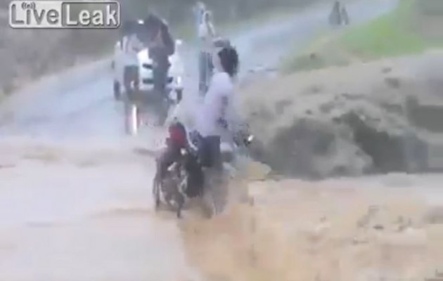 Ινδία: Η τραγική στιγμή που μοτοσικλετιστής παρασύρεται από τα νερά (βίντεο)