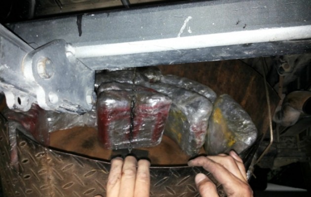 Έκρυβε 74 κιλά κάνναβης σε κρύπτες αγροτικού οχήματος (εικόνες)