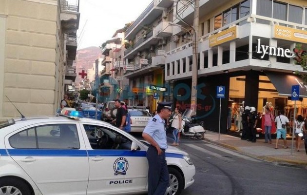 Φωτορεπορτάζ: Μεγάλη επιχείρηση της Αστυνομίας στο σπίτι της Ρούπα στην Καλαμάτα