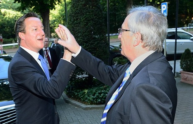 Κάνουν πλάκα με τον Κάμερον για την φωτογραφία με τον Γιούνκερ