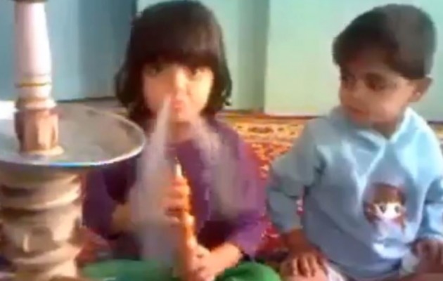Τα παιδιά του χειρότερου πατέρα του κόσμου καπνίζουν… ναργιλέ (βίντεο)
