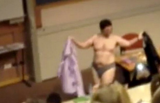 Βρετανία: Καθηγητής πανεπιστημίου κάνει στριπτίζ την ώρα του μαθήματος (βίντεο)