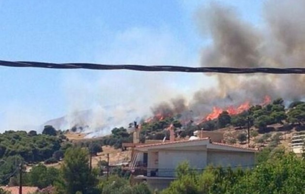 Σε ύφεση η φωτιά στην Κερατέα, δεν απειλούνται πια σπίτια