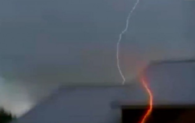 Φινλανδία: Βιντεοσκόπησε τον εαυτό του που τον χτύπησε κεραυνός (βίντεο)