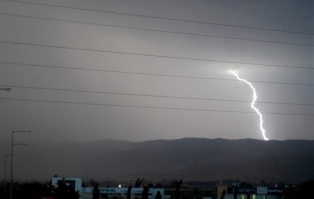 Κεραυνοί προκάλεσαν φωτιές και διακοπές ρεύματος στην Αρκαδία