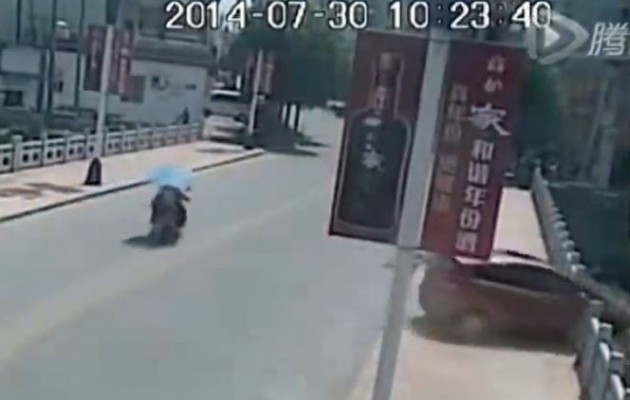 Κίνα: Έπεσε από την γέφυρα γιατί δεν πάτησε το φρένο από πανικό (βίντεο)