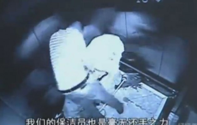 Κίνα: Μανιακός μαχαιρώνει 2 πολίτες στο ασανσέρ λόγω… ζέστης (βίντεο)