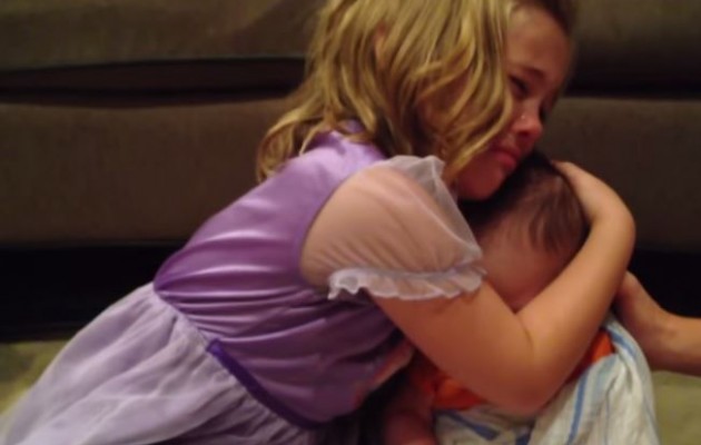 1o θέμα στο Υou tube: Η μικρή που κλαίει επειδή θα μεγαλώσει ο.. αδερφός της (βίντεο)