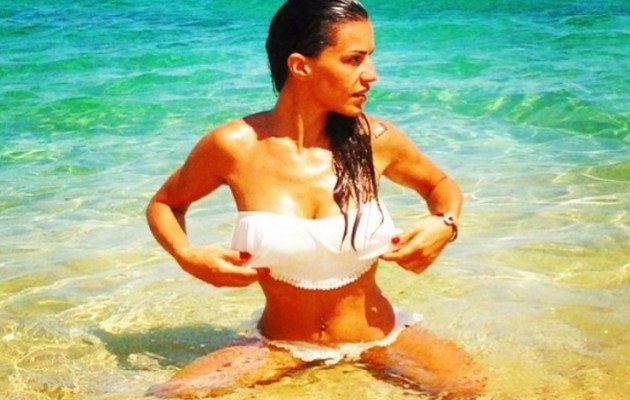 Η Χριστίνα Κολέτσα δροσίζεται στα ρηχά…