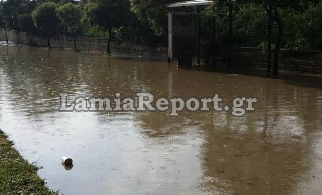 Άνοιξαν οι ουρανοί στη Λαμία: Πλημμύρισαν δρόμοι από πρωτοφανές μπουρίνι (φωτογραφίες)