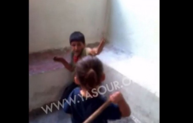 Λίβανος: Ο πατέρας μαθαίνει στα παιδιά πώς να χτυπάνε… μετανάστες (βίντεο)