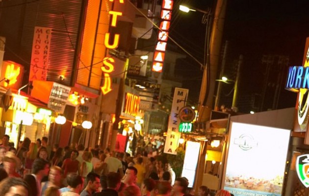 Ημίγυμνος τουρίστας μπήκε σε εκκλησία την ώρα της λειτουργίας και χόρευε… ντίσκο!