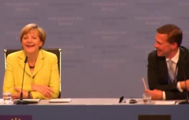 Βίντεο: Δημοσιογράφος τραγούδησε “Χρόνια Πολλά” στη Μέρκελ για τα 60α της γενέθλια