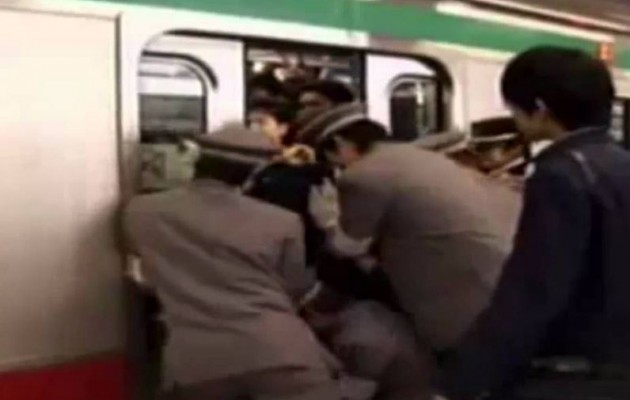 Τσουβαλιάζοντας ανθρώπους στο μετρό του Τόκιο (βίντεο)