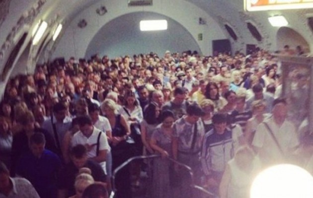 Εγκλωβισμένα 20 άτομα στο μετρό της Μόσχας μετά από σοβαρό ατύχημα (εικόνες και βίντεο)