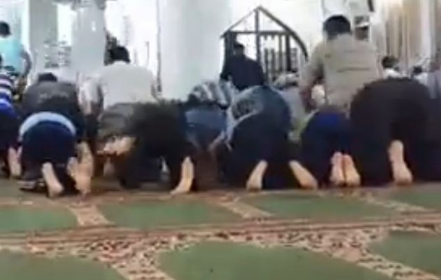 Μικρά παιδιά τσακώνονται σε τζαμί την ώρα της προσευχής (βίντεο)