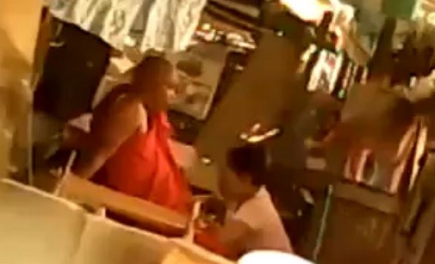 Ταϊλάνδη: Μοναχός ανακαλύπτει τον έρωτα στην… Γη (βίντεο)