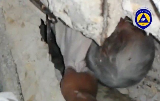 Συγκλονιστικό: Βγάζουν ζωντανό μωρό μέσα από τα συντρίμμια στην Γάζα (βίντεο)