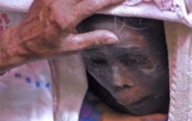 28χρονη έτρωγε και κοιμόταν με τη νεκρή μητέρα της