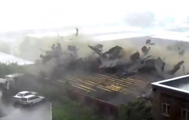 Σιβηρία: Καταιγίδα διαλύει… κτίριο (βίντεο)