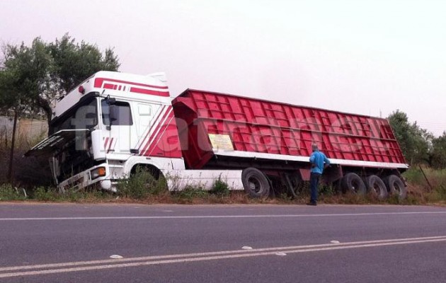 Νταλίκα έπεσε σε χαντάκι στην Τερψιθέα (εικόνες)