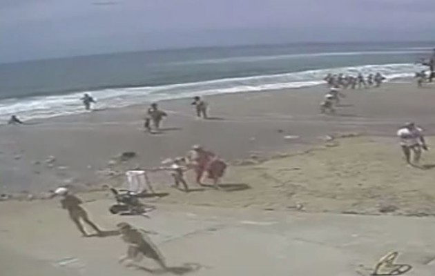 Οδησσός: Κύμα από το πουθενά παρασύρει τα πάντα στο πέρασμά του (βίντεο)