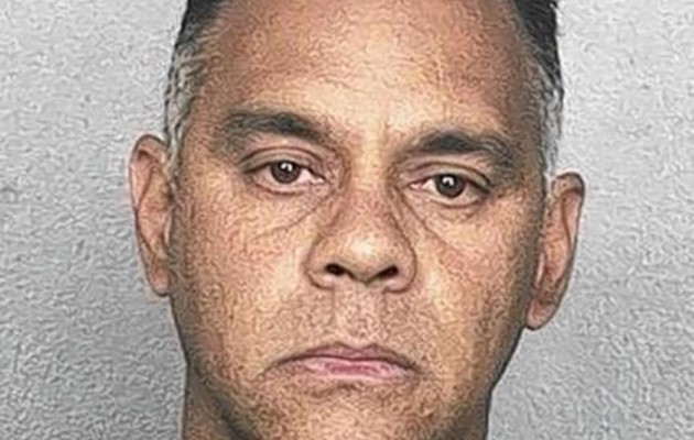 Συνελήφθη να ερωτοτροπεί με ανήλικη μέσα στο περιπολικό